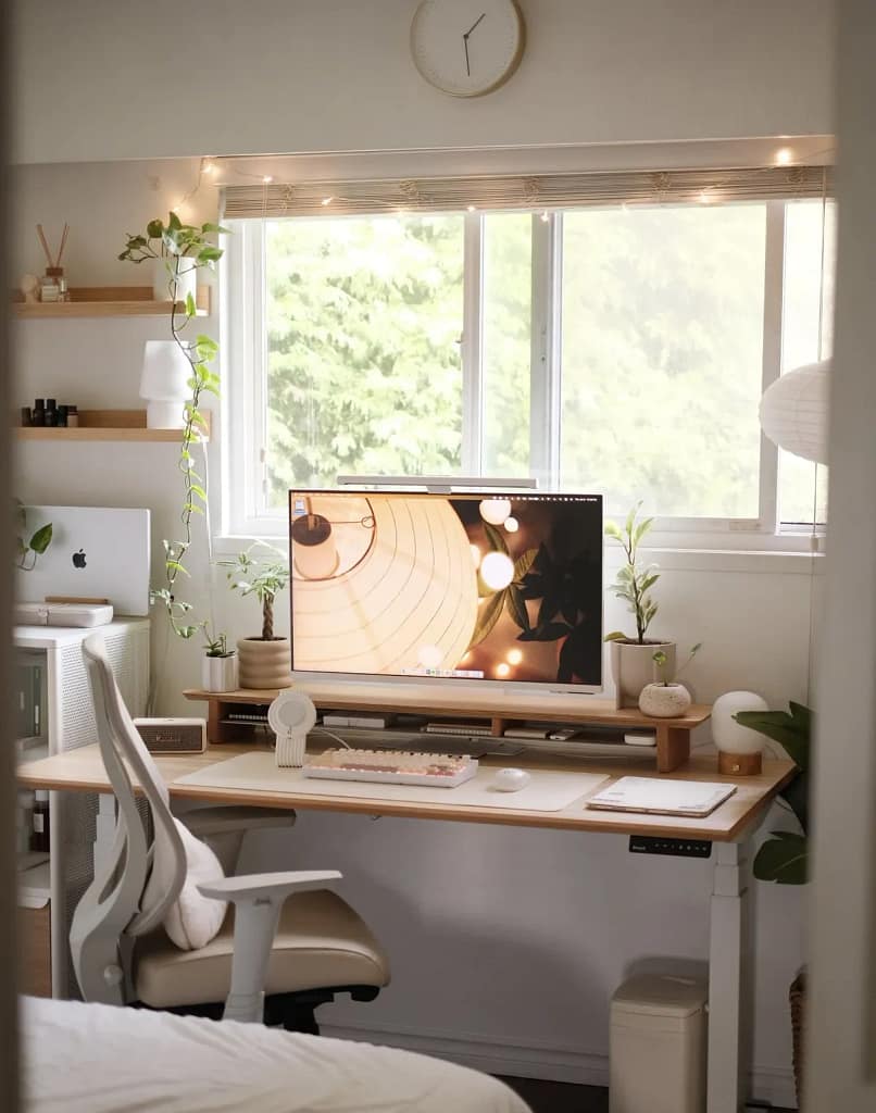 Työpöytä ja tietokone luonnonvalossa