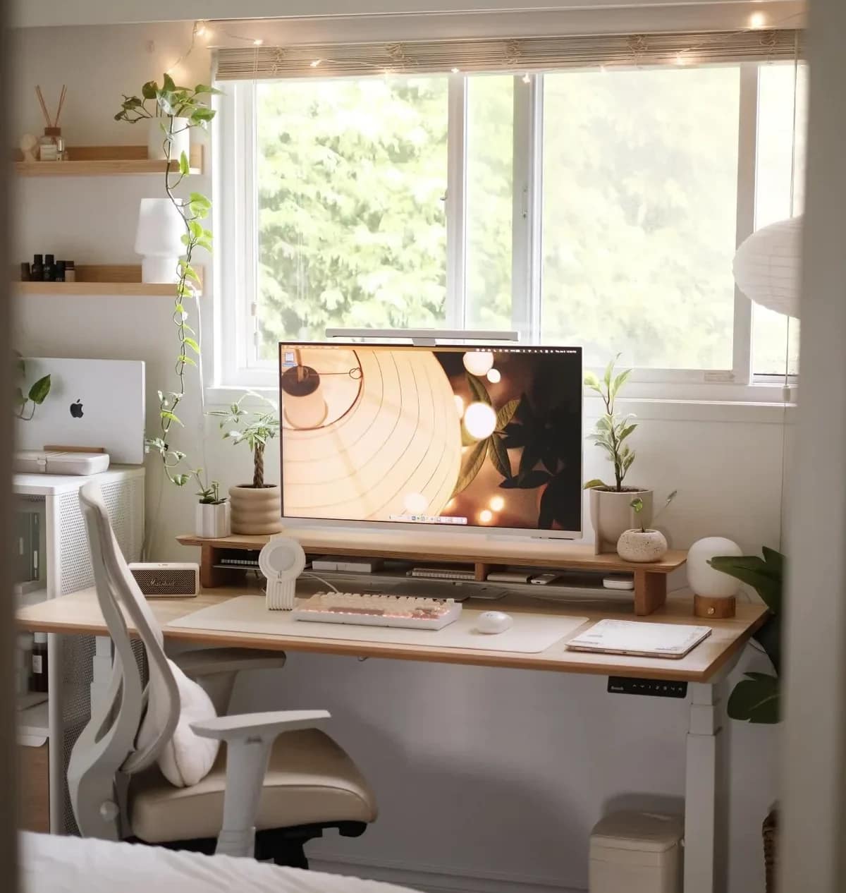 Rauhallinen työpöytä luonnonvalossa